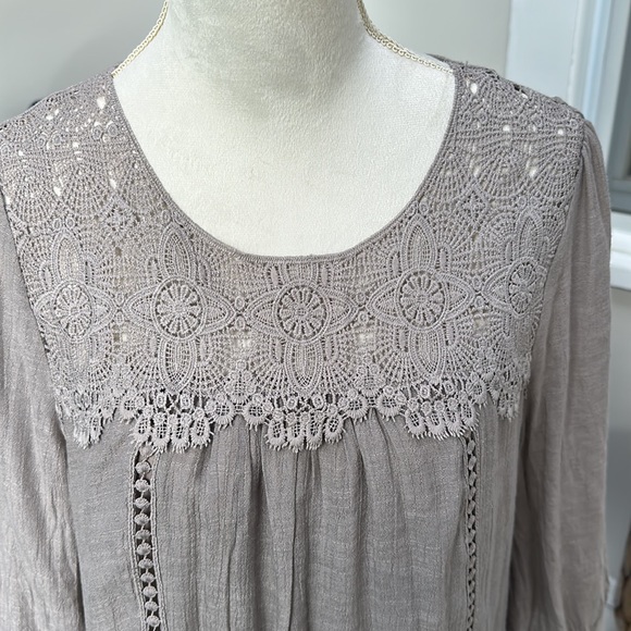 Beautiful top - Picture 2 of 4